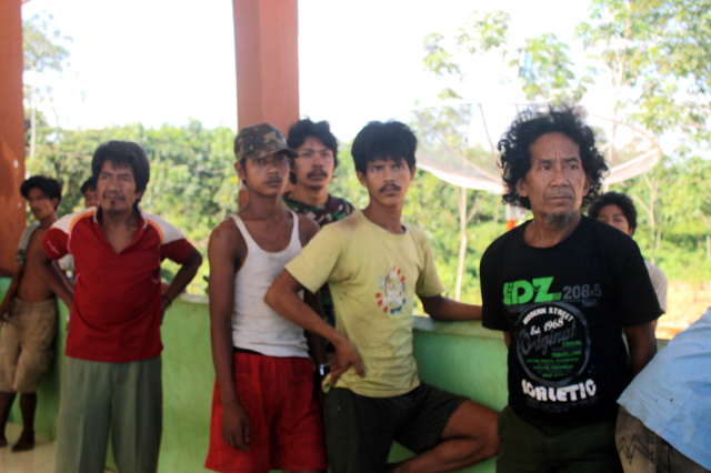 Orang Rimba menanti kehadiran pihak perusahaan. Hampir satu bulan mereka mengungsi karena bentrok dengan satwa perusahaan. Foto: Elviza Diana