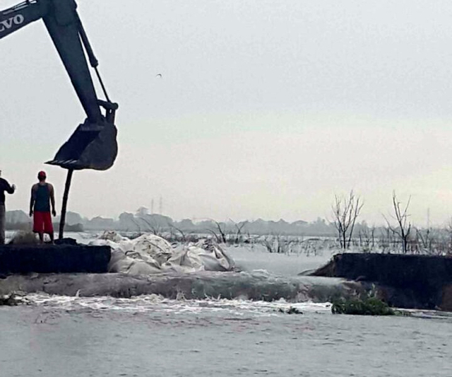 Hujan deras di Sidoarjo, menyebabkan banjir hilangga menjebol tanggul Lumpur Lapindo. Prediksi hujan deras di berbgai wilayah, meningkatkan risiko bencana seperti banjir dan longsor. Para pemudik diimbau berhati-hati. Foto: BNPB
