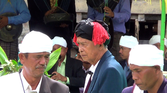 Memakai ikat kepala hitam dan terdapat warna merah di kedua sisi adalah pimpinan tertinggi Parmalim Hutatinggi-Laguboti bernama Raja Marnangkok. Foto: Ayat S Karokaro