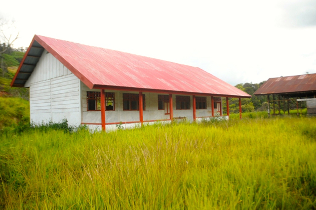 Ada sekolah, tak ad guru. Murid telantar, bangunan sekolah tak terawat. Foto: Eko Rusdianto