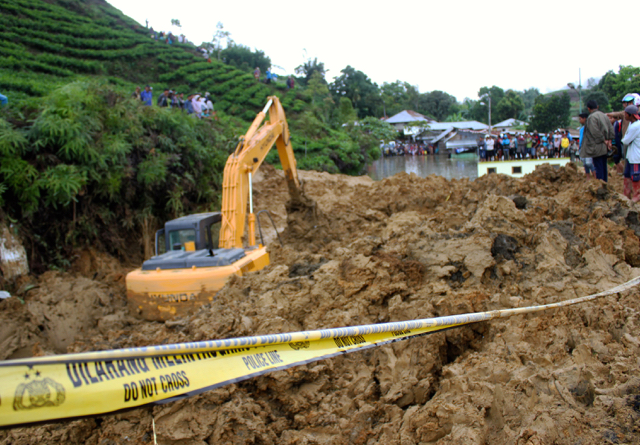 Materail longsor di Solok, hingga menewaskan empat warga, satu keluarga. Foto: Lidairak Aferah