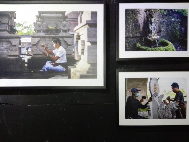 Foto esaiWayan Martino yang merefleksikan kontradiksi manusia dan alam Foto : Luh De Suriyani 