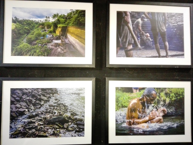 Wayan Martino memotret penambangan ilegal di tebing sempadan sungai di Gianyar, Bali yang menyuplai bahan baku untuk arsitektur tradisional seperti rumah, villa, patung, dan tugu persembahyangan. Foto : Luh De Suriyani