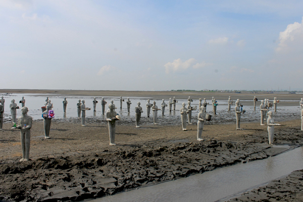 Lumpur Lapindo yang menenggelamkan belasan desa dan ribuan rumah di kawasan Porong, bukti praktik pertambangan yang merugikan masyarakat. Foto: Petrus Riski