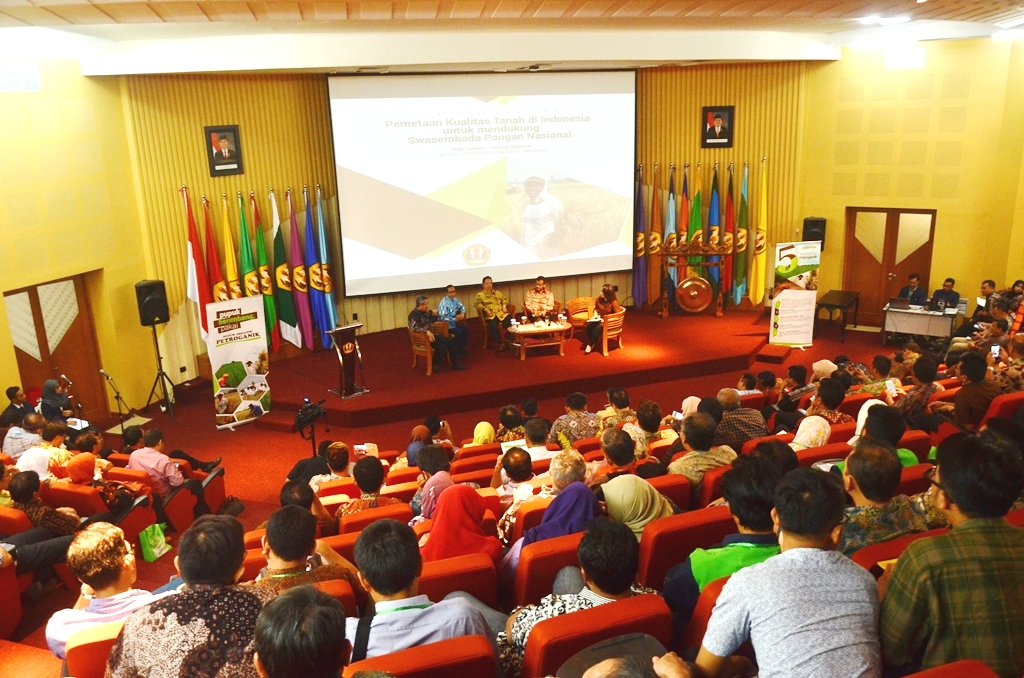 Suasana seminar bertema Swasembada Pangan Nasional membahas tentang kedaulatan pangan Indoneisa yang diseleggarakan di Universitas Padjadjaran (Unpad), Sumedang, Jabar Jumat (19/08/2016). Acara tersebut mengundang pihak pemerintah, akademisi dan pengusaha untuk mengkolaborasi ide serta gagasan untuk menyikapi fenomena degradasi lahan pertanian. Foto : Donny Iqbal