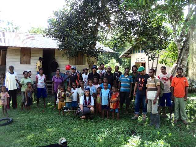 boven9-berfoto bersama warga kampung