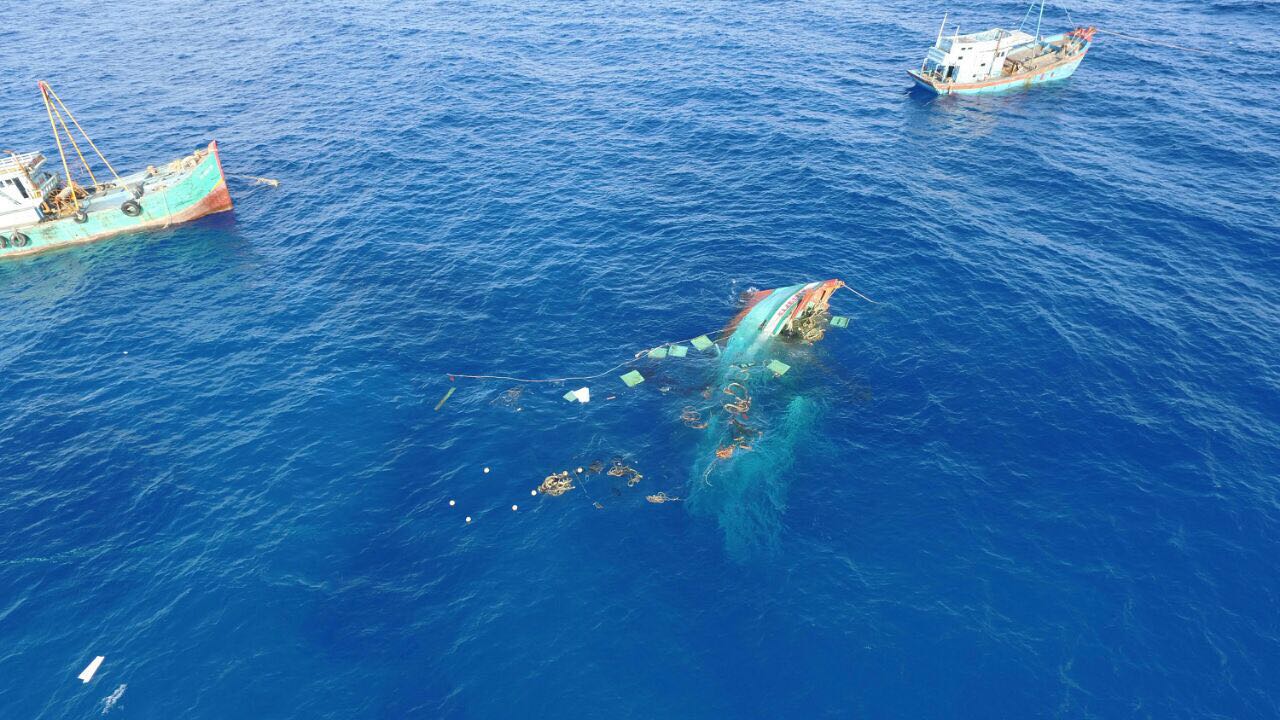 Penenggelaman kapal pencuri ikan di perairan Nnatuna Riau pada 17 agustus 2016. Foto : Humas KKP 
