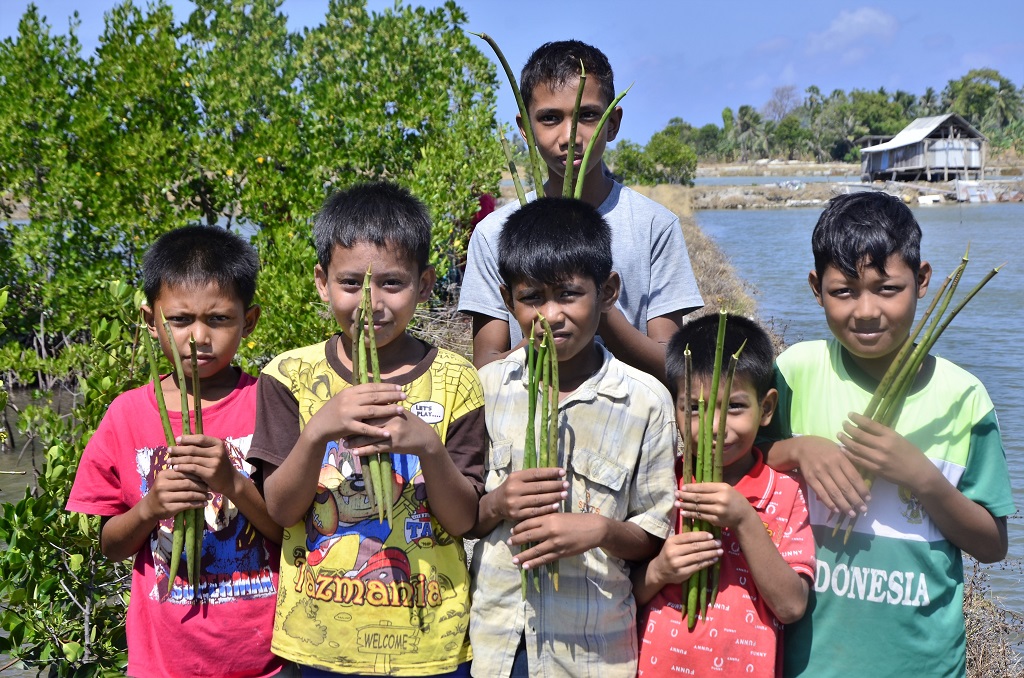 Tidak hanya orag dewasa, anak-anak juga terlibat dalam program restorasi mangrove di Balandatu, Kecamatan Mappakasunggu, Kabupaten Takalar, Sulawesi Selatan. Mereka dilibatkan dalam sekolah lingkungan yang di dalamnya diajarkan pentingnya menjaga pesisir dan laut termasuk keberlangsungan mangrove dan padang lamun. Foto: Wahyu Chandra.