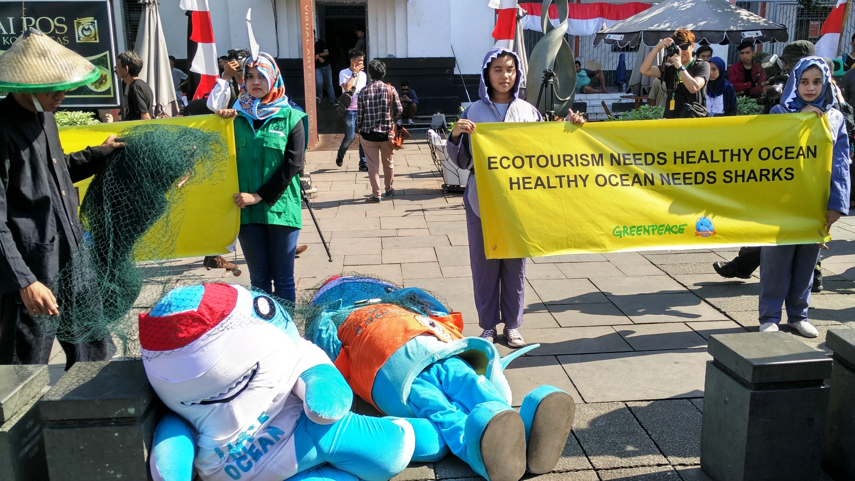 Kampanye memerdekan hiu dari perburuan masif oleh Komunitas Saveshark dan Greenpeace di kawasan Kota Tua, Jakarta tepat pada 17 Agustus 2016. Foto : M Ambari 