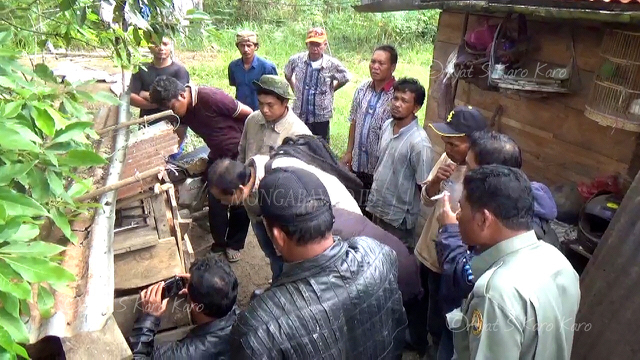 Mendapat kabar ada warga yang memelihara beruang madu, petugas BKSDA langsung ke lokasi dan mengecek kondisi . Foto: Ayat S Karokaro