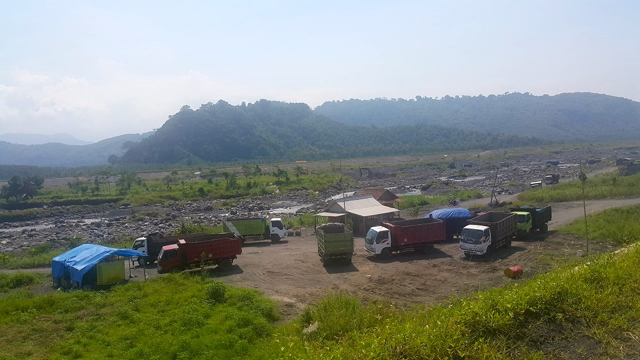 Penambangan ilegal masih dilakukan oleh penambang di bibir sungai. Foto: Tommy Apriando
