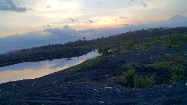 Lubang-lubang bekas galian pasir besi yang ditinggal begitu saja. Foto: Tommy Apriando