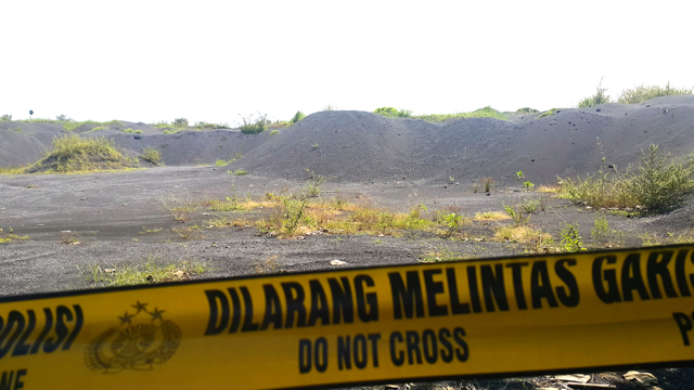 Lokasi stockpile yang diberi garis polisi setelah pembunuhan Salim dan penganiaayn Tosan. Kini, semua sudah beroperasi, garis polisi tak ad alagi...Foto: Tommy Apriando