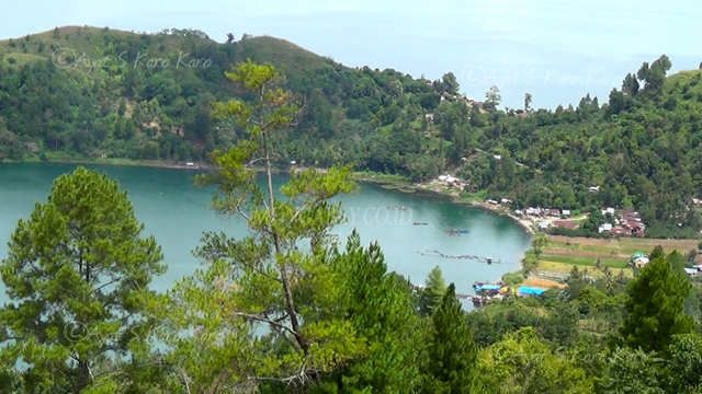 Dari pinggir sampai tengah, Danau Toba oenuh keramba. Foto: Ayat S Karokaro
