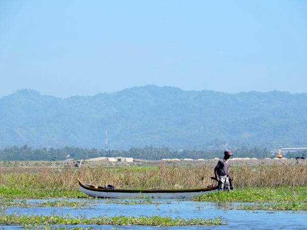 Nelayan setempat yang mencari ikan dengan setrum listrik. Foto: Christopel Paino