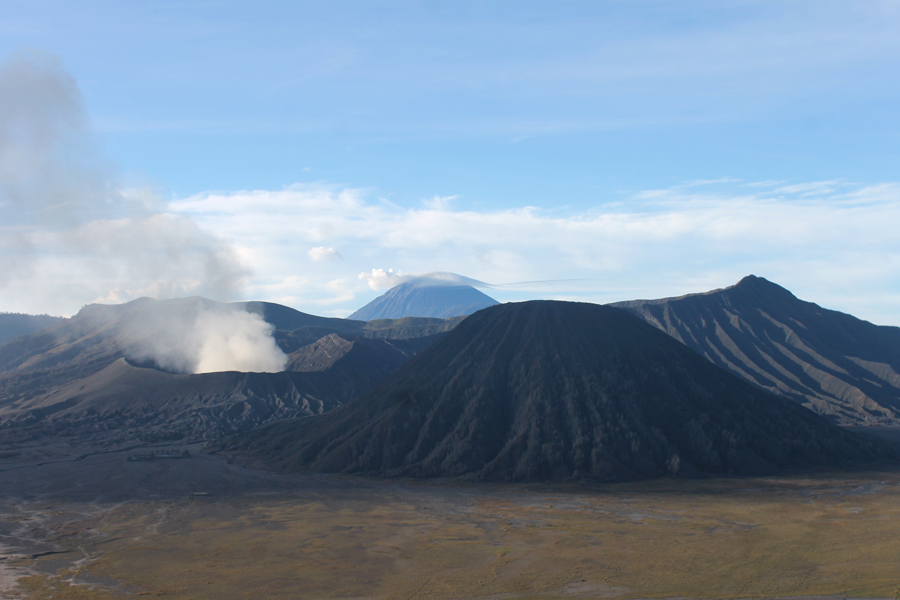 Pemandangan Kompleks Bromo Tengger Semeru yang dilihat dari Probolinggo. Foto: Petrus Riski