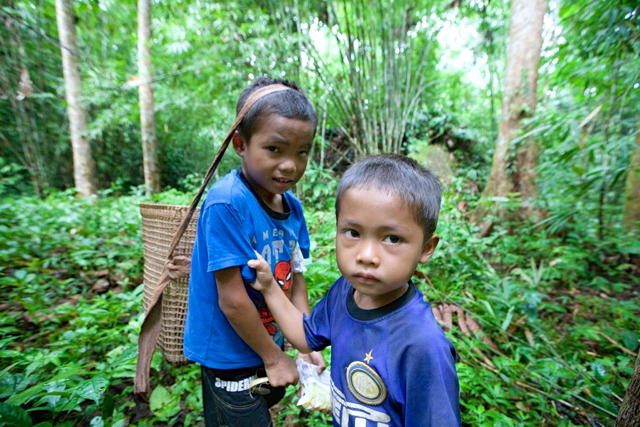 Anak-anak di sekitar hutan Tembawang, Kalbar. Di Indonesia, warga banyak yang hidup di dalam dan sekitar hutan. Mereka bergabung hidup dari keberadaan hutan. Sayangnya. hutan terus tergerus buat kepentingan bisnis ekstraksi. Konflik sosial dan SDA terjadi di mana-mana karena izin diberikan dan didapat tanpa prosedur yang baik. Foto: dokumen Setapak