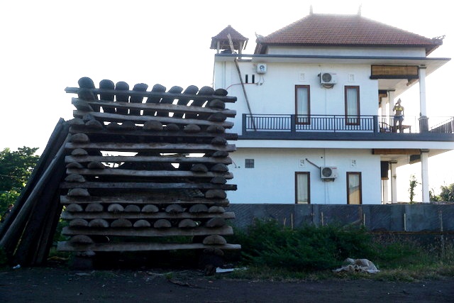 Nyaris semua lahan garam Amed Desa Purwakerthi, Karangasem, Bali Timur terjepit bangunan karena makin ramainya kawasan wisata pesisir bawah laut ini. Foto : Luh De Suriyani