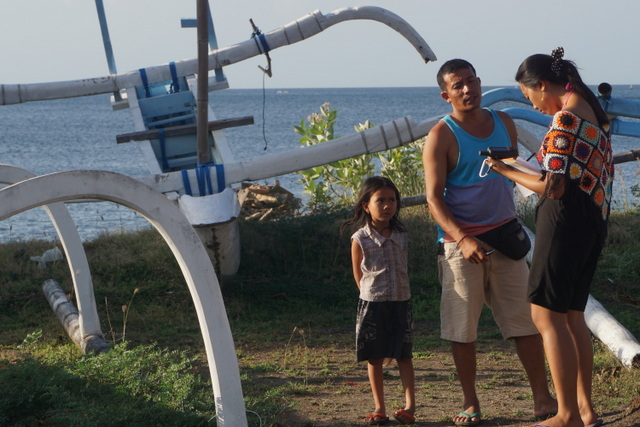 Pemetaan partisipatif oleh petani dan warga sekitar untuk memastikan lahan garam Amed Desa Purwakerthi, Karangasem, Bali Timur tersisa dan potensinya. mengkonservasi lahan garam Amed yang makin terdesak karena pembangunan hotel dan vila. Foto : Luh De Suriyani