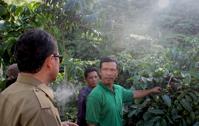 Direktur Bina Usaha Perhutanan Sosial dan Hutan Adat KLHK Masyhud berdialog dengan anggota Gapoktan Rukun Makmur M. Sani di areal IUPHKM, Senin, 8 Agustus 2016. Foto: Dedek Hendry
