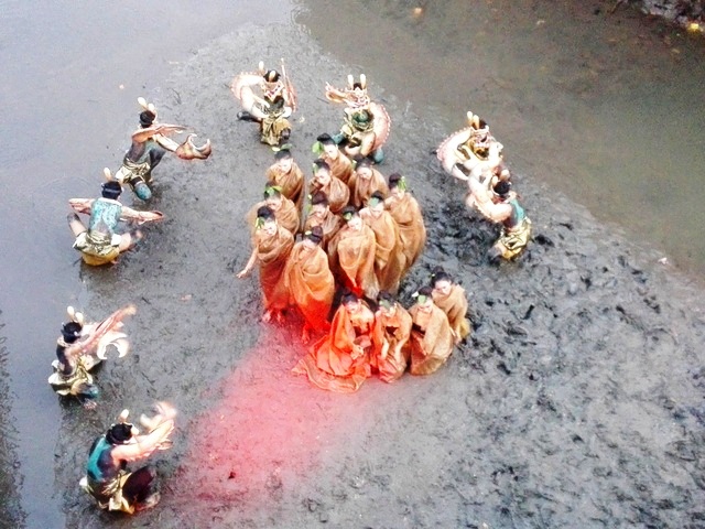 Lakon kepiting dan ikan yang bercengkrama di hutan bakau yang indah dalam pementasan sendratari ‘prapat’ di Tahura Ngurah Rai, Bali. Sendratari tentang konservasi mangrove ini diciptakan oleh Ida Ayu Gede Sasrani Widyastuti, mahasiswa pasca sarjana Institut Seni Indonesia (ISI) Denpasar. Foto : Luh De Suriyani