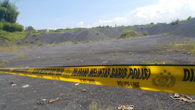 Garis polisi terhadap stok file pasir besi di Lumajang. Foto: Tommy Apriando