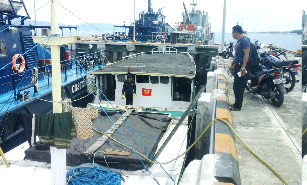 Kapal pengangkut 20 meter kubik kayu ulin dari Kalimantan yang ditahan BPPHLHK Wilayah Sulawesi, Seksi 2 Palu, Jumat (06/08/2016). Kapal yang ditahan di Pontoloan, perairan Majene, tidak membawa dokumen kayu. Foto : BPPHLHK Sulawesi