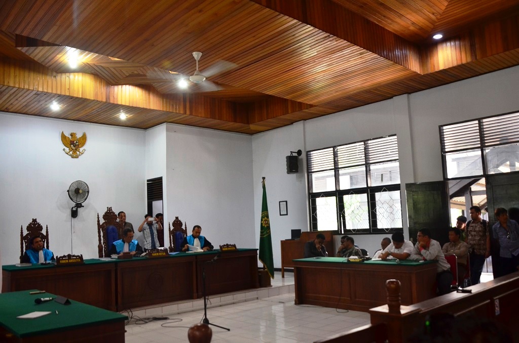 Majelis hakim memutuskan menolak gugatan WALHI yang menuntut Pemprov Sulsel terkait perizinan pembangunan Center Point of Indonesia (CPI) di wilayah Pantai Losari Makassar, di Pengadilan Tata Usaha Negara (PTUN) Makassar pada Kamis (28/7/2016). Foto: Wahyu Chandra 