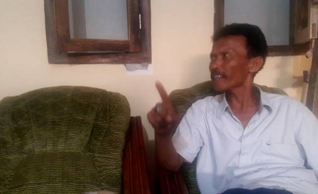 Tosan, kala bercerita penolakan tambang pasir besi, yang mengancan hidup dirinya dan teman-teman seperjuangan. Foto: Tommy Apriando