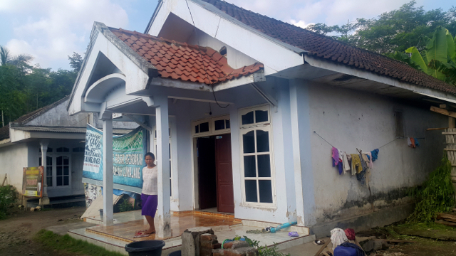 Rumah Salim Kancil, warga Desa Selok Awar-awar, aktivis penolak tambang pasir besi yang tewas mengenaskan dibunuh puluhan orang pendukung tambang. Foto: Tommy Apriando.