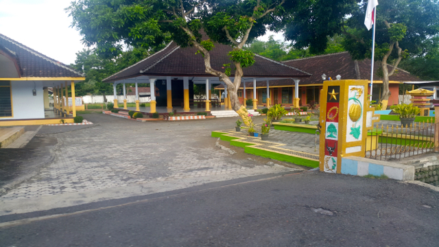 Halaman Balai Desa, tempat puluhan orang pro tambang pasir besi menyiksa Salim Kancil. Foto: Tommy Apriando