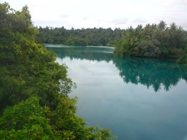 Danau Labuan Cermin yang kini menjadi wisata andalan di BErau, selain Pulau derawan. Sumber: Wikipedia