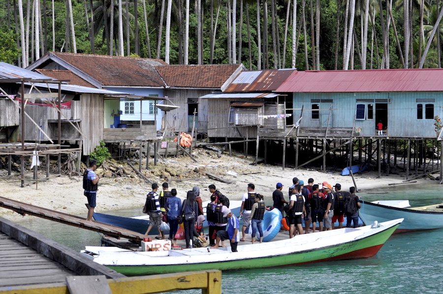 Dermaga di Biduk-Biduk menuju ke Danau Labuan Cermin. Wilayah ini menjadi destinasi andalan di Berau, Kalimantan Timur. Foto: Yustinus S. Hardjanto