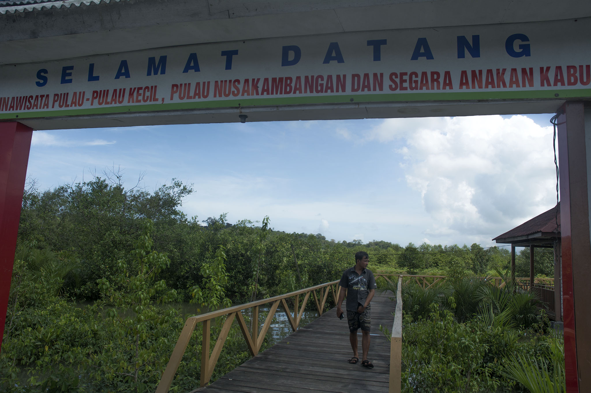 Pintu masuk kawasan wisata mangrove di Desa Ujung Alang, Kecamatan Kampung Laut, Cilacap. Foto : L Darmawan