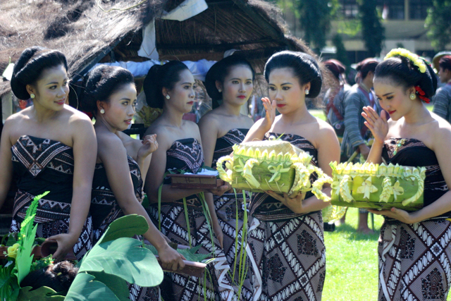 Sesajen dalam wadah berhias janur. Foto: Nuswantoro