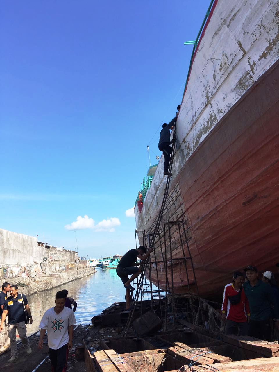 Awak kapal sedang mengubah struktur kapal eks asing dari fiber menjadi kayu. Menteri Kelautan dan Perikanan Susi Pudjiastuti bersama Satgas 115 melakukan inspeksi mendadak (sidak) ke Pelabuhan Benoa, Bali, pada Selasa (03/08/2016), dan menemukan 56 kapal eks asing telah memanipulasi struktur badan kapal dari fiber ke kayu. Foto : Humas KKP