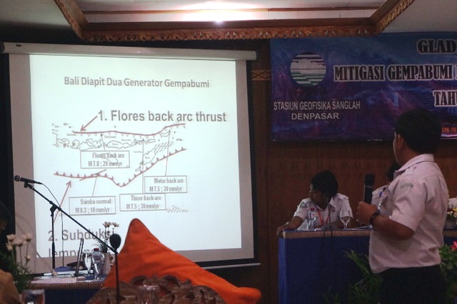 BMKG dalam sebuah pelatihan siaga bencana di Denpasar menjelaskan Bali diapit oleh dua sumber gempa bumi sehingga berpotensi tinggi terjadi gempa bumi. Oleh karena itu, pemerintah dan masyarakat Bali diminta untuk waspada. Foto : Luh De Suriyani 