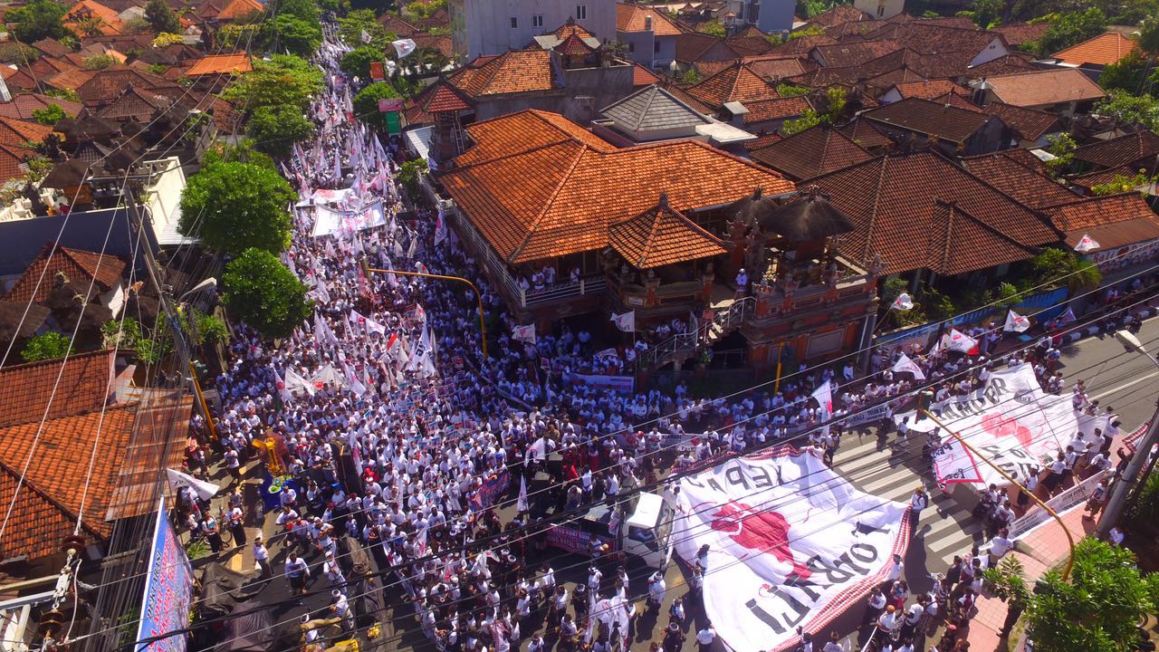 Aksi massa Tolak Reklamasi Teluk Benoa di Denpasar, Minggu (31/07/2016) yang terus membesar dan longmarch hampir tiap pekan. Foto : ForBALI / Hary Wikana 