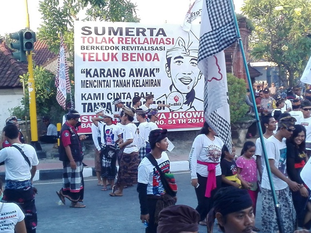 Baliho dari warga desa adat Sumerta untuk presiden Jokowi agar mendukung warga yang sedang menjaga tanahnya (karang awak). Foto : Luh De Suriyani 