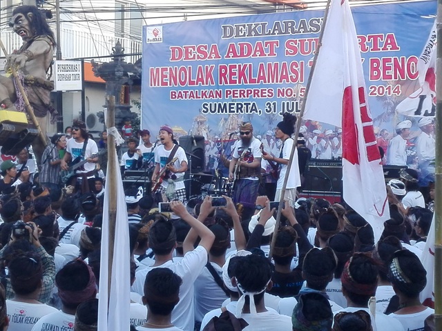 Sebuah lagu dukungan massa berjudul Kepalkan Tangan Kiri oleh Scared of Bums pada aksi longmarch menolak reklamasi Teluk Benoa, di Denpasar, Minggu (31/07/2016). Foto : Luh De Suriyani