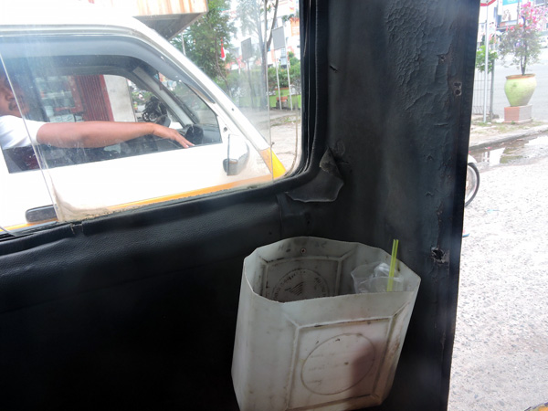 Tempat sampah yang ada di kendaraan transportasi umum di Balikpapan. Foto: Christopel Paino