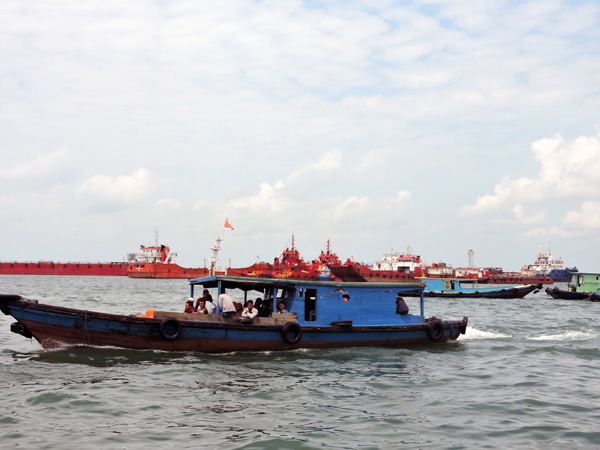 Teluk Balikpapan yang terlihat ramai dengan lalu-lalang perahu motor sebagai sarana transportasi. Foto: Christopel Paino