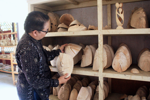 Topeng batik yang masih proses pengerjaan. Foto: Nuswantoro