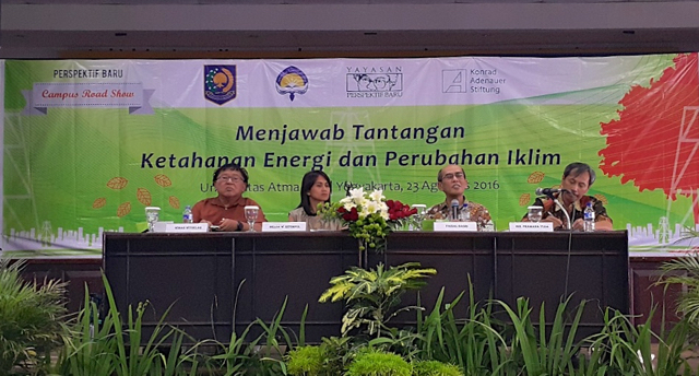Para pembicara dalam diskusi perubahan iklim, yang menyorioti salah satu keseriusan mengembangkan energi terbarukan. Foto: Tommy Apriando