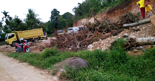 Bukit dikeruk buat penimbunan danau. Foto: Vinolia