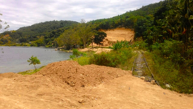 Tanah timbunan malah menutup jalur rel kereta api. Foto: Vinolia