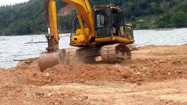 Pagi, Rabu (22/9/16), alat berat ini masih tampak meratakan tanah. Siang hari sudah dibawa keluar lokasi karena ada penghentian reklamasi oleh pemda. Foto: Vinolia