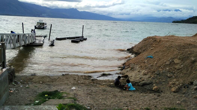 Anak kecil tampak bermain di antara timbunan. Sebelum penimbunan, tempat ini memang lokasi anak-anak bermain dan berenang. Foto: Vinolia.