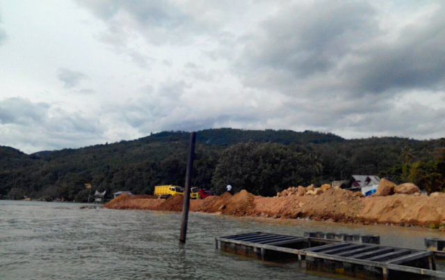 Sempadan danau yang ditimbun perusahaan . Foto: Vinolia