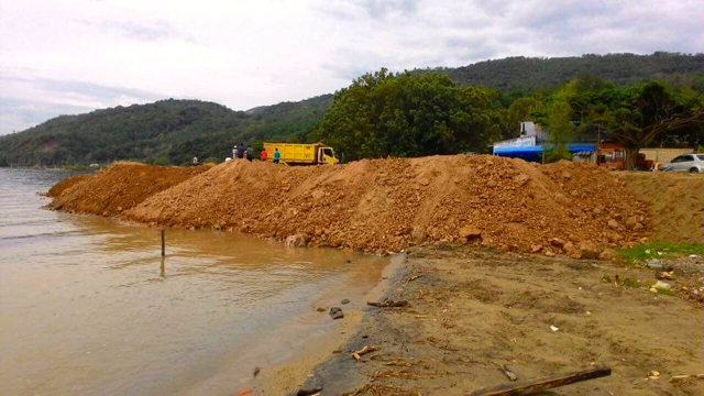 Penimbunan Danau Singkarak oleh perusahaan milik anggota DPR. Foto: Vinolia